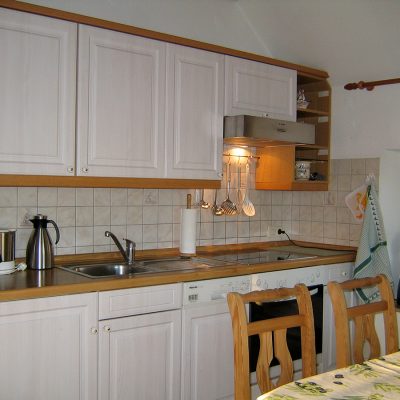 Weiße Landhausküche mit Miele-Geräten